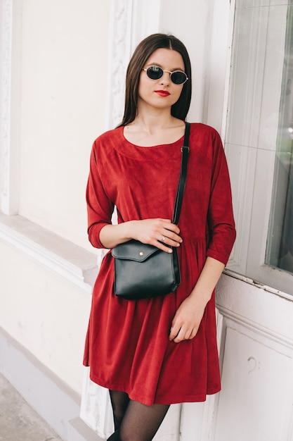 Hermosa chica en vestido rojo