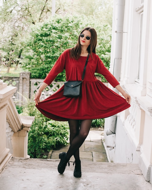 Hermosa chica en vestido rojo