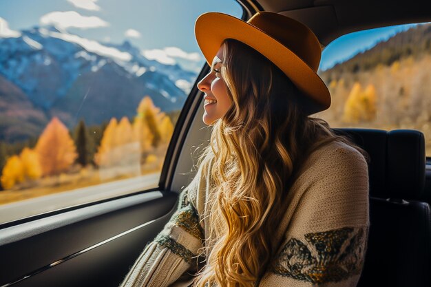 Foto hermosa chica viaja en un coche en las montañas en invierno viajando de vacaciones