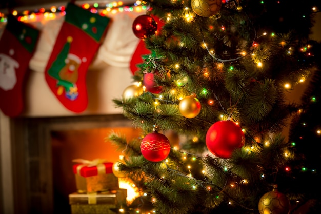 Hermosa chimenea decorada y árbol de Navidad en la cabaña