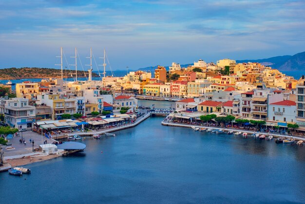 Foto la hermosa ciudad de agios nikolaos en el lago voulismeni en la isla de creta al atardecer grecia