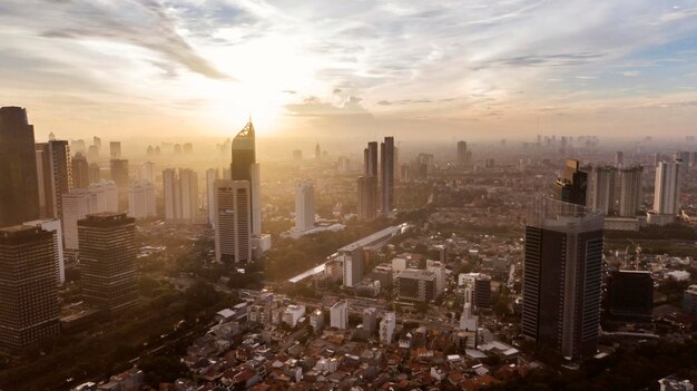 Hermosa ciudad brumosa de Yakarta con fondo de amanecer