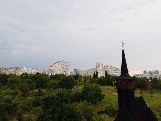 Hermosa ciudad de Chisinau con edificios y parques desde una altura