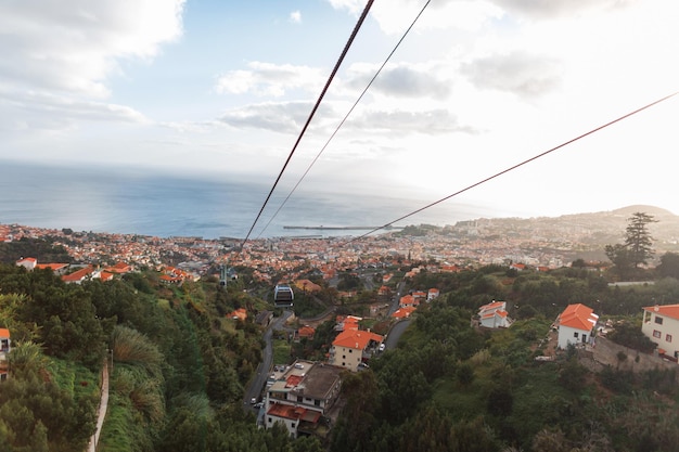 Hermosa ciudad de Funchal con casas antiguas y teleféricos a vista de pájaro del océano La increíble isla de Madeira