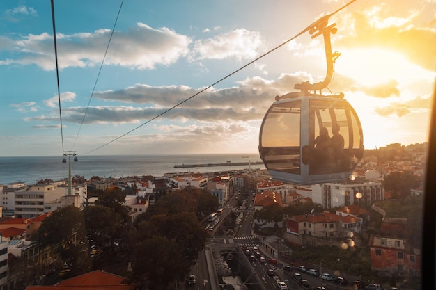 Hermosa ciudad de Funchal con casas, funicular, teleférico, océano e increíble puesta de sol. Viaje a la isla de Madeira Viajes