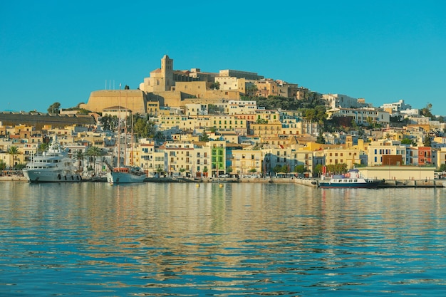 Hermosa ciudad de Ibiza con vistas a la ciudad azul del mar Mediterráneo por la mañana