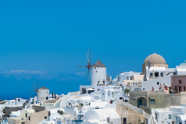 Hermosa ciudad de Oia en la isla de Santorini, Grecia. Arquitectura blanca tradicional y ch ortodoxa griega