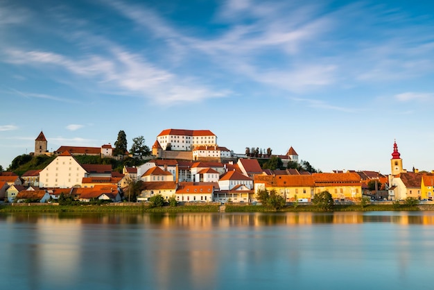 Hermosa ciudad Ptuj en Eslovenia en River Bank con Castle on Hilltop