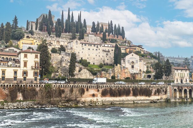 Foto la hermosa colina con el castillo de san pietro en verona