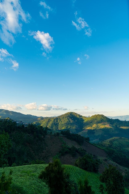 Hermosa colina de montaña con cielo