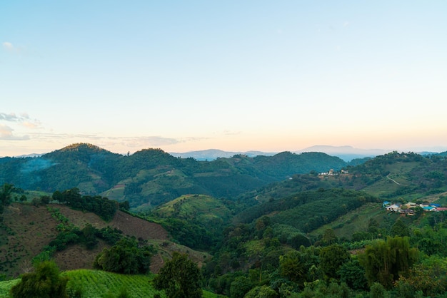 Hermosa colina de montaña con cielo