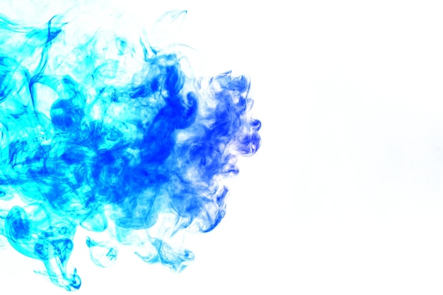 Hermosa columna de humo en la brillante luz de neón de rojo, verde, rosa y turquesa sobre un fondo negro exhalado del vape Buen patrón para la impresión y el telón de fondo de las ondas de colores