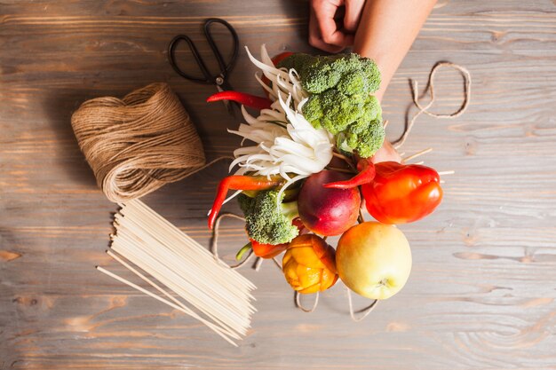 La hermosa comida: ramo comestible con flores y verduras de frutas talladas en estilo rústico