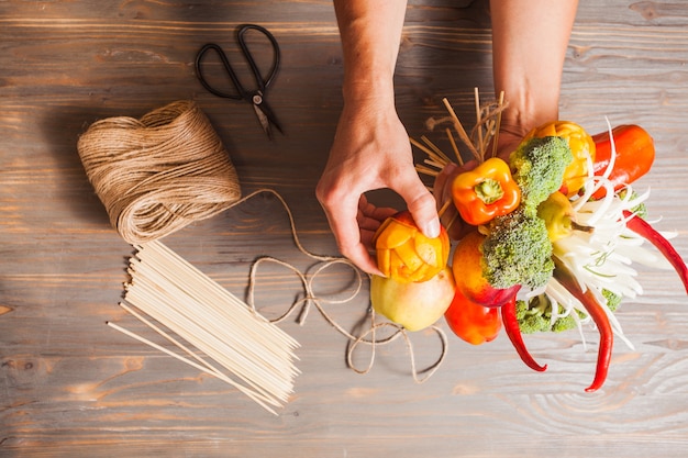 Foto la hermosa comida: ramo comestible con flores y verduras de frutas talladas en estilo rústico