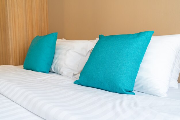 hermosa y cómoda decoración de almohadas en la cama en el dormitorio