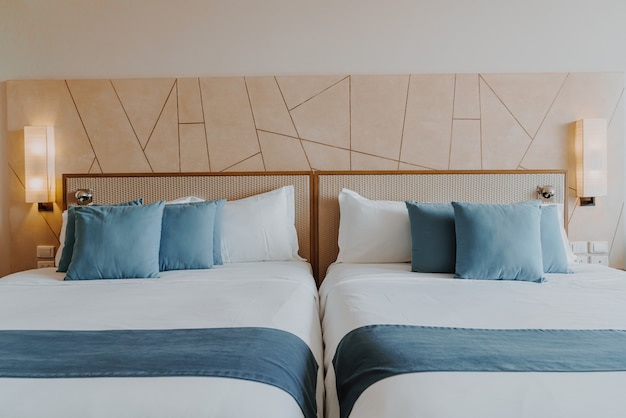 hermosa y cómoda decoración de almohadas en el dormitorio