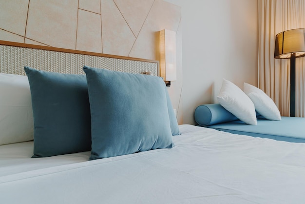 hermosa y cómoda decoración de almohadas en el interior de la habitación