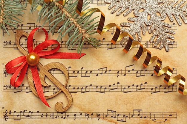 Hermosa composición con adornos en partituras. Concepto de canciones navideñas