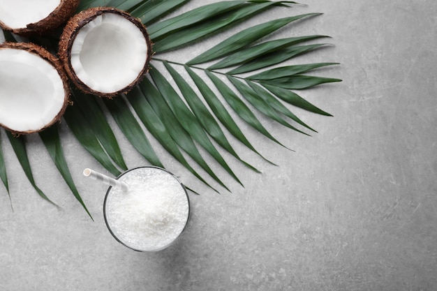 Hermosa composición con agua de coco en la mesa