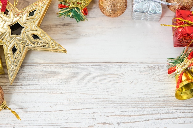 Hermosa composición y decoración navideña sobre fondo de madera clara, endecha plana, vista superior, espacio de copia (espacio de texto)