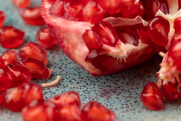 Hermosa composición de fruta de granada roja sobre un fondo de placa. Azerbaiyán