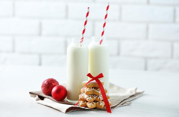 Hermosa composición con galletas navideñas y leche.