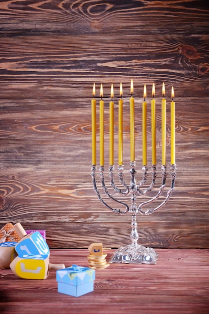 Hermosa composición para Hanukkah en mesa de madera