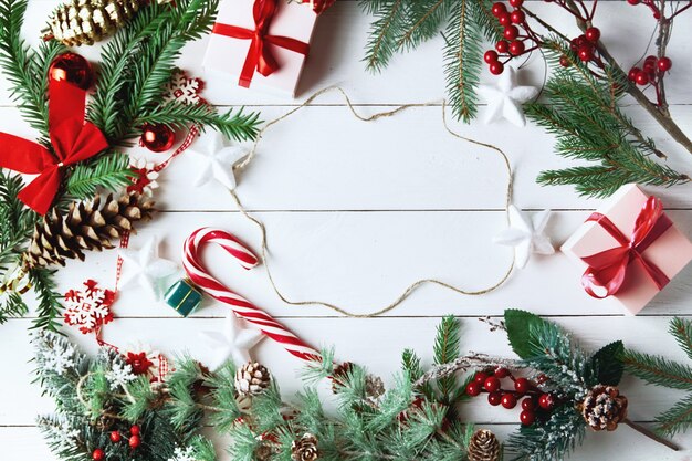 Hermosa composición de Navidad sobre fondo blanco con cajas de regalo de Navidad