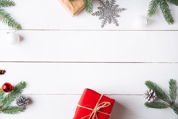 Hermosa composición de Navidad sobre fondo blanco de madera