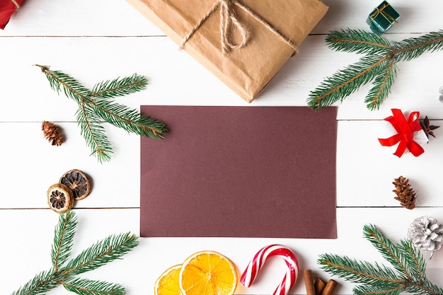 Hermosa composición de Navidad sobre fondo blanco de madera