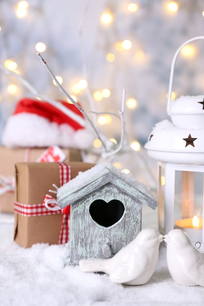 Hermosa composición navideña con casita para pájaros pequeños