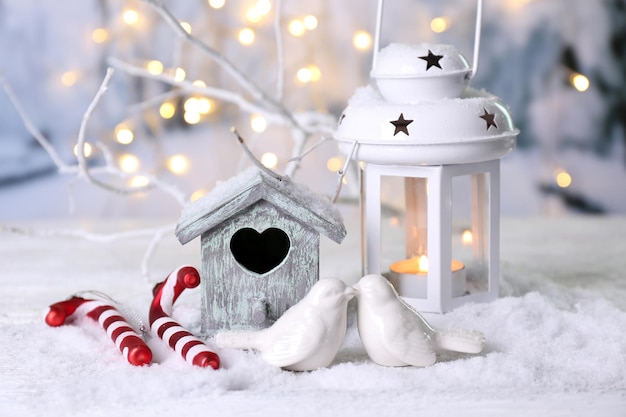 Hermosa composición navideña con casita para pájaros pequeños