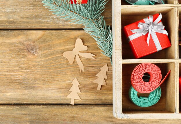 Hermosa composición navideña con regalos en caja de madera