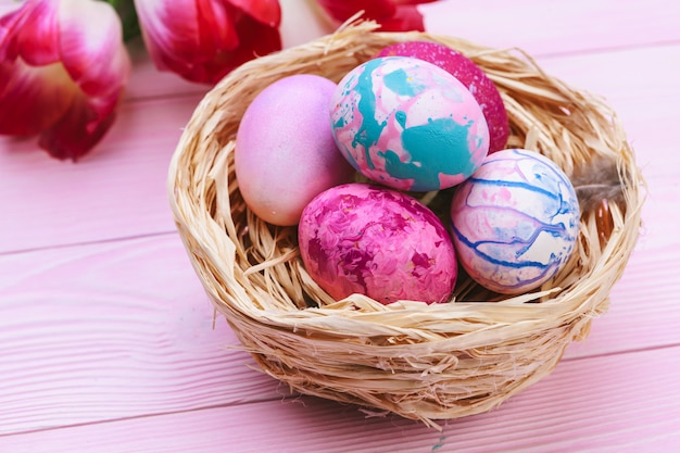 Hermosa composición de Pascua con huevos decorados y flores.