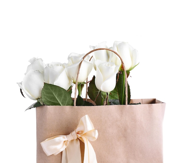 Hermosa composición romántica con flores aisladas en el fondo blanco del Día de San Valentín