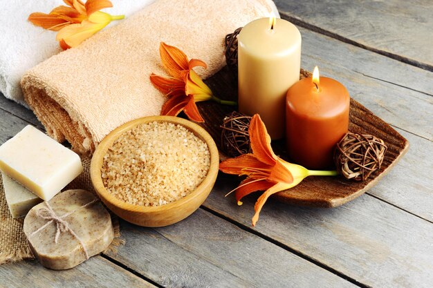 Hermosa composición de spa con flores en la mesa de madera de cerca