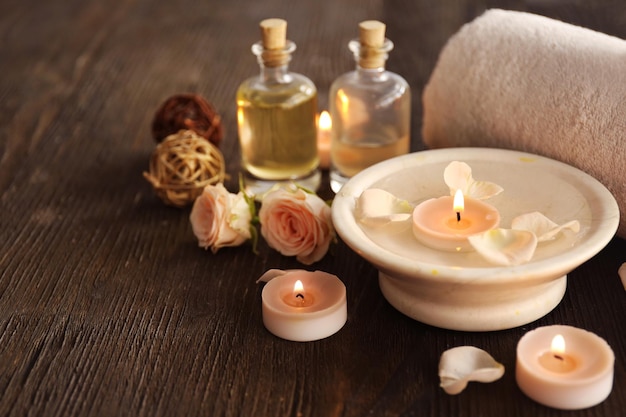 Hermosa composición de spa con flores sobre fondo de madera