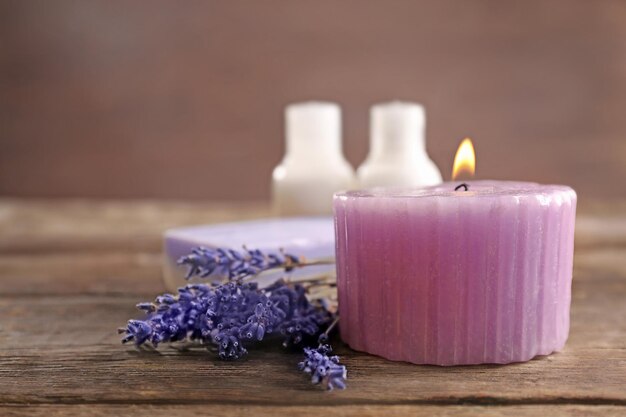 Hermosa composición de spa con lavanda en mesa de madera