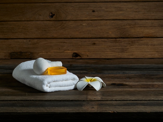 Hermosa composición de spa en la pared de madera.