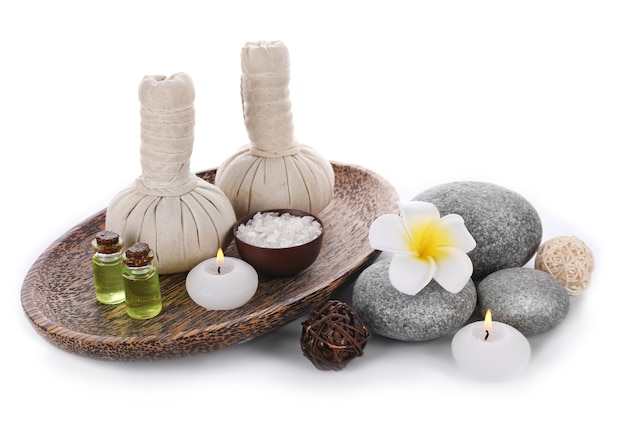 Hermosa composición de spa sobre un fondo blanco
