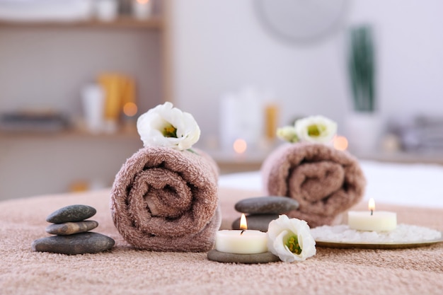 Hermosa composición de spa de toallas y accesorios de spa.