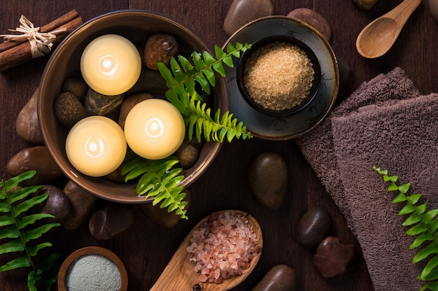 Foto hermosa composición de spa con velas flotantes en un recipiente de agua.