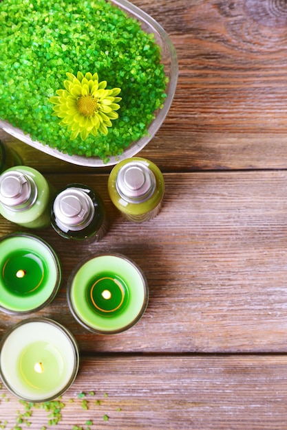 Hermosa composición de spa con velas en la mesa de cerca