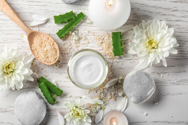 Hermosa composición con tarro de crema corporal sobre mesa de madera