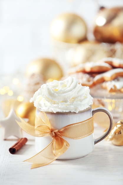 Hermosa composición con taza de capuchino y galletas navideñas