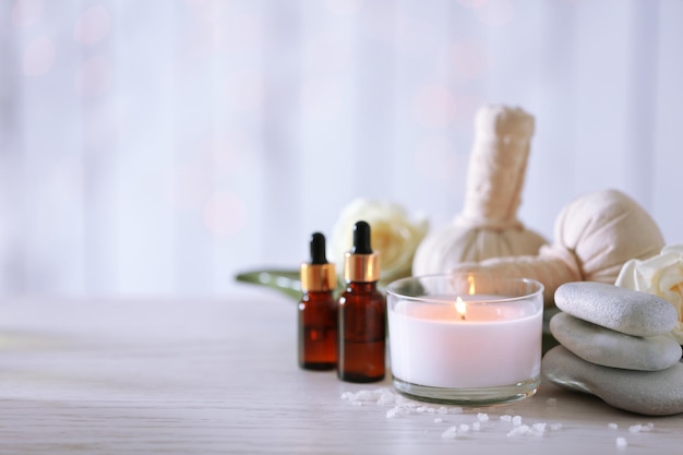 Hermosa composición de tratamiento de spa en mesa de madera