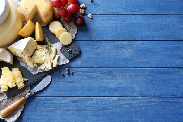 Foto hermosa composición con variedad de quesos sobre fondo de madera