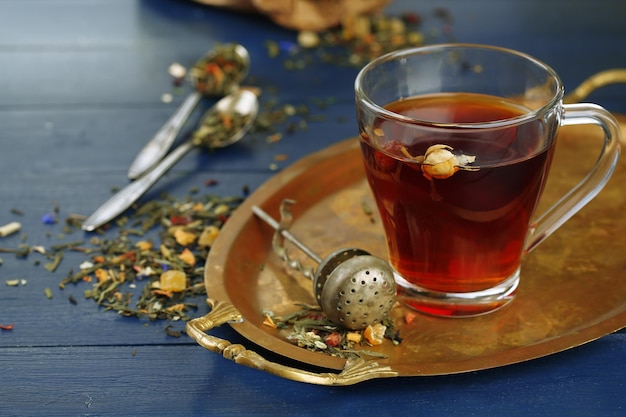 Foto hermosa composición vintage con té de hierbas en la mesa de madera