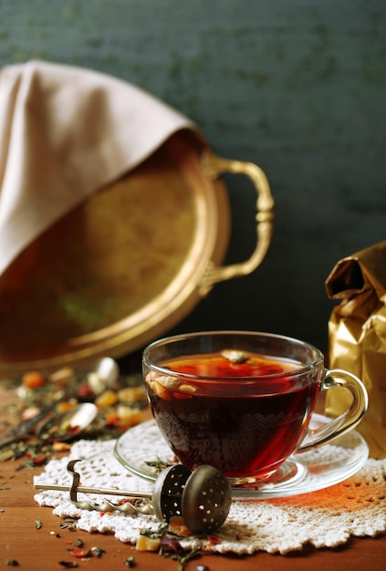 Hermosa composición vintage con té de hierbas en la mesa de madera