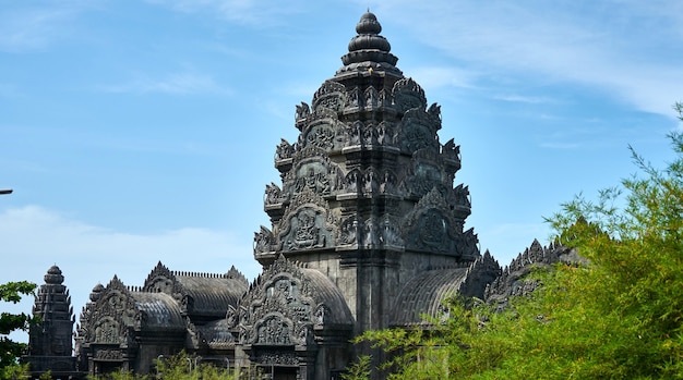 Hermosa construcción tailandesa sobre un fondo de cielo. Tailandia